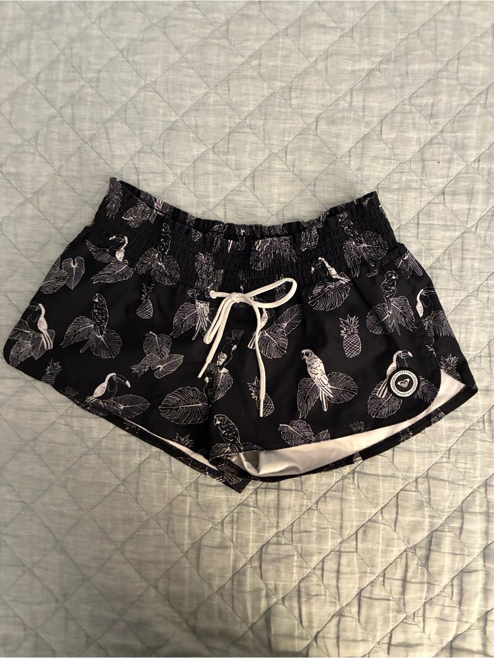 Roxy tropical print board shorts black and white Juniors size small - Picture 2 of 5